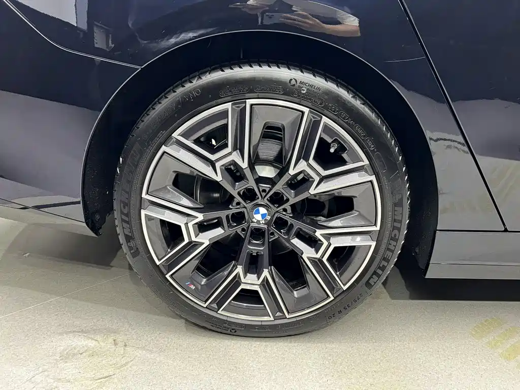 BMW 5 Series — миниатюра 9