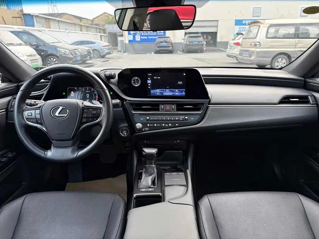 Lexus ES 2022 260