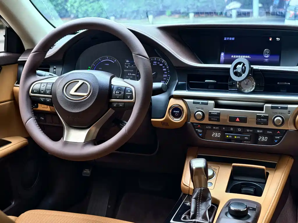 Lexus ES 2017 300h Mark Levinson Comfort
