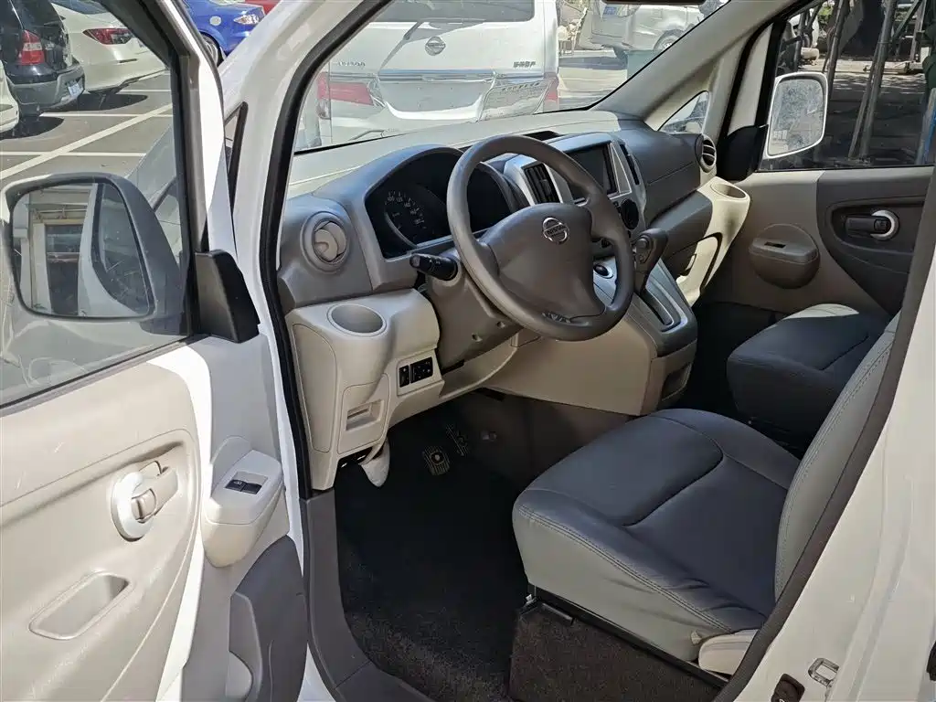 NISSAN NV200