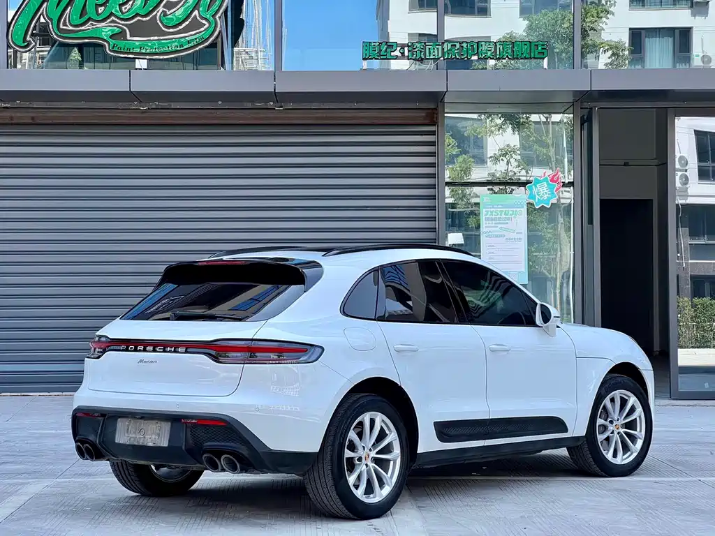 PORSCHE MACAN