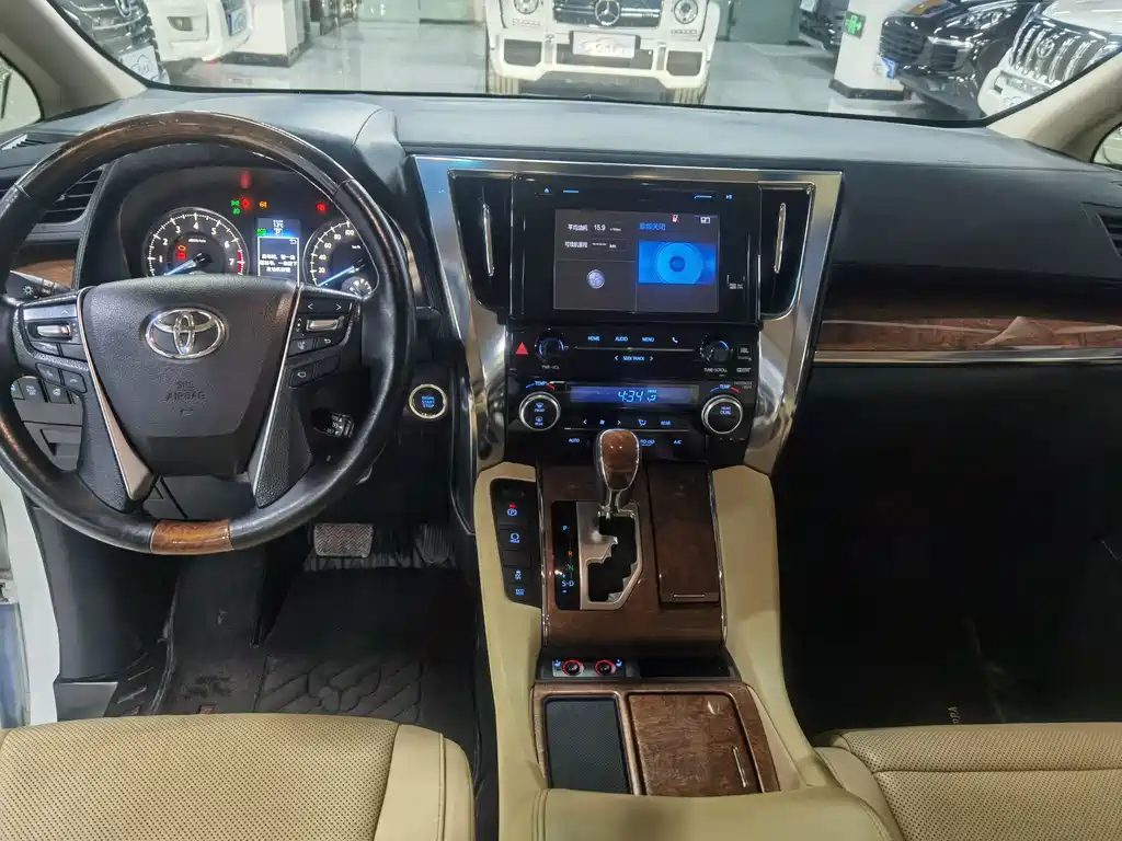 Toyota Alphard — миниатюра 9
