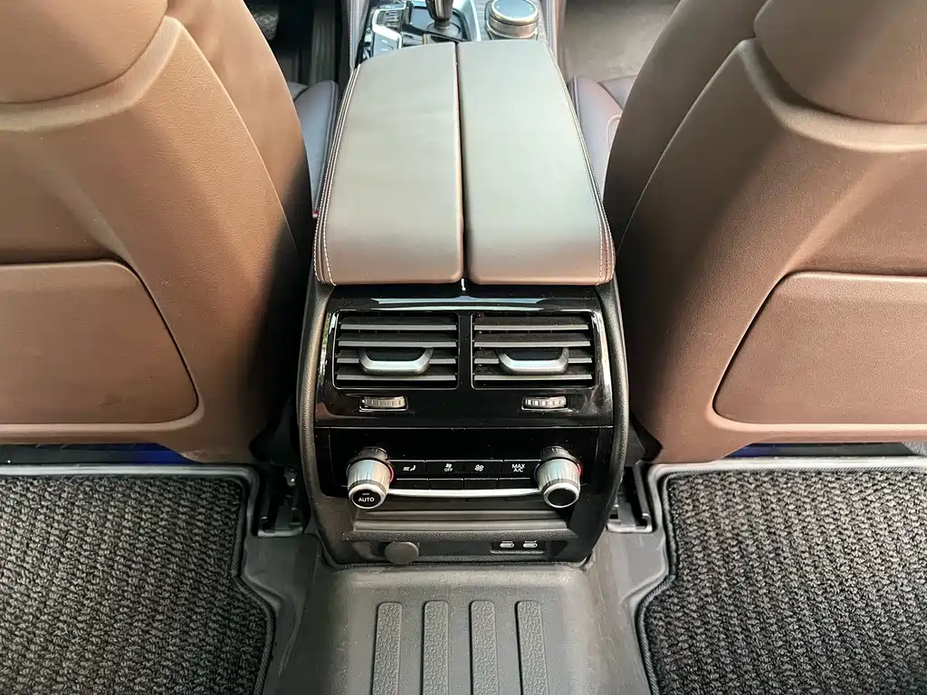 BMW 5 Series — миниатюра 17