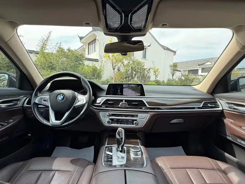 BMW 7 Series — миниатюра 14