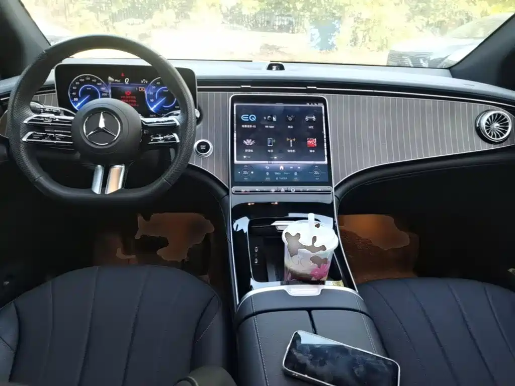 Mercedes-Benz EQE SUV — миниатюра 10
