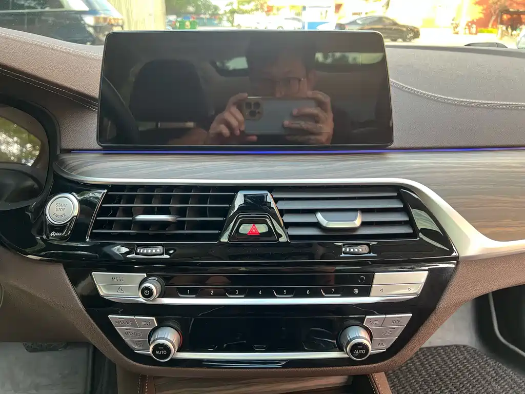 BMW 5 Series — миниатюра 15