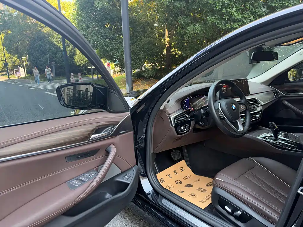 BMW 5 Series — миниатюра 11