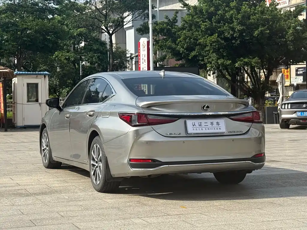 Lexus ES 2022 300h