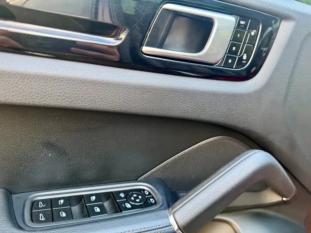 Porsche Cayenne — миниатюра 11