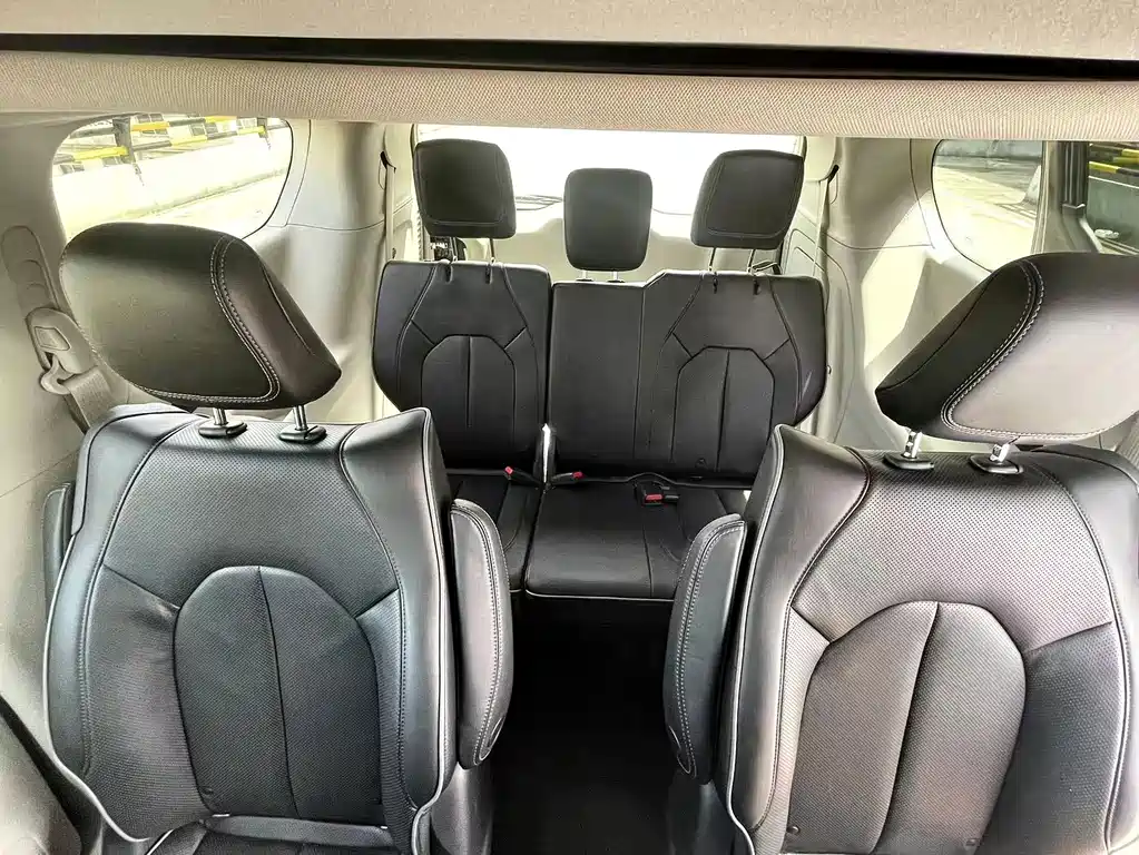 Chrysler Grand Voyager PHEV (Import) — миниатюра 12