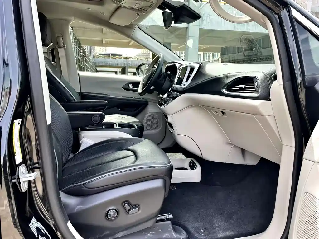 Chrysler Grand Voyager PHEV (Import) — миниатюра 20