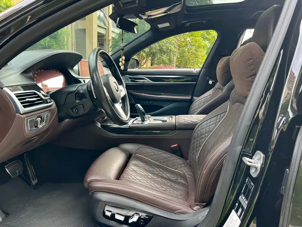BMW 7 Series — миниатюра 9