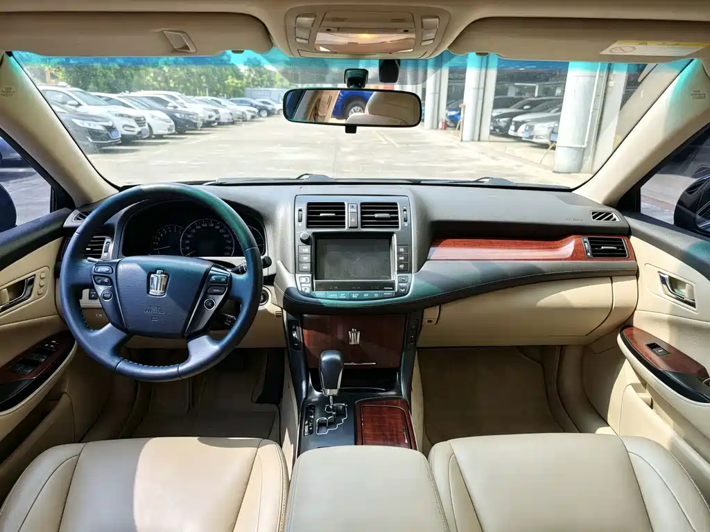 Toyota Crown — миниатюра 4