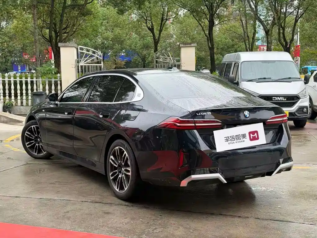 BMW 5 Series — миниатюра 9