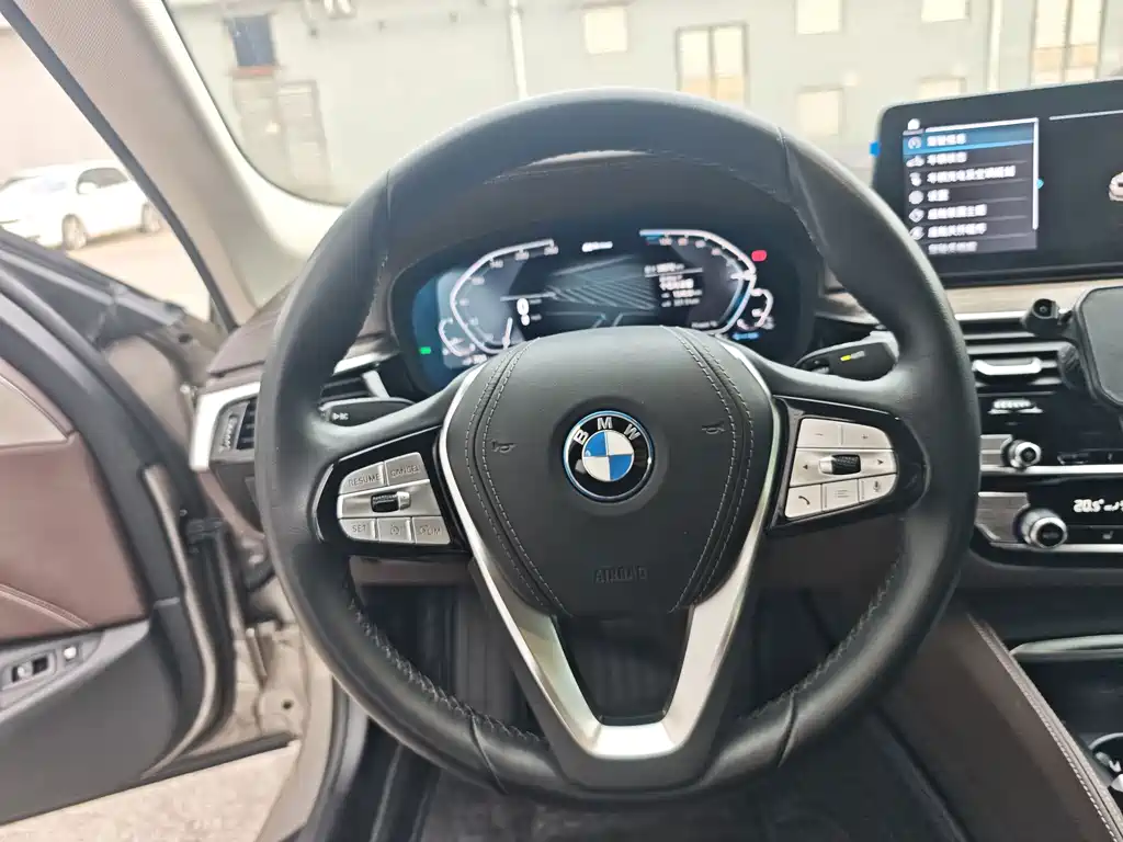 BMW 5 Series New Energy — миниатюра 6