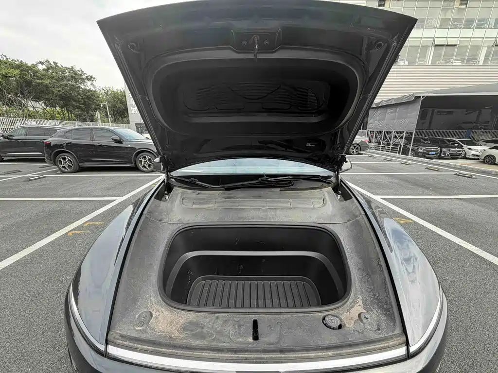 Tesla Model Y — миниатюра 9