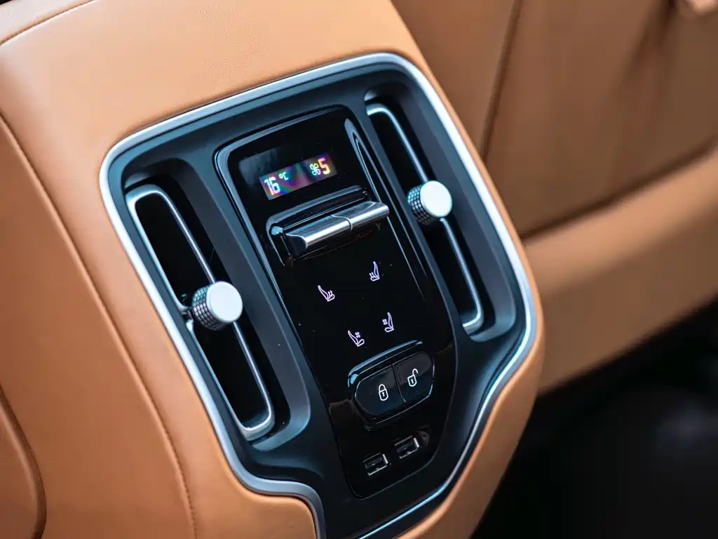 Aston Martin DBX — миниатюра 16