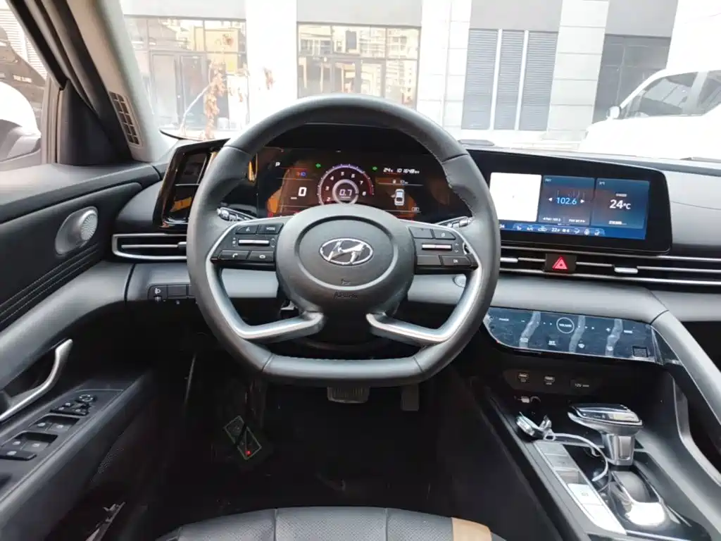 Hyundai Elantra — миниатюра 11