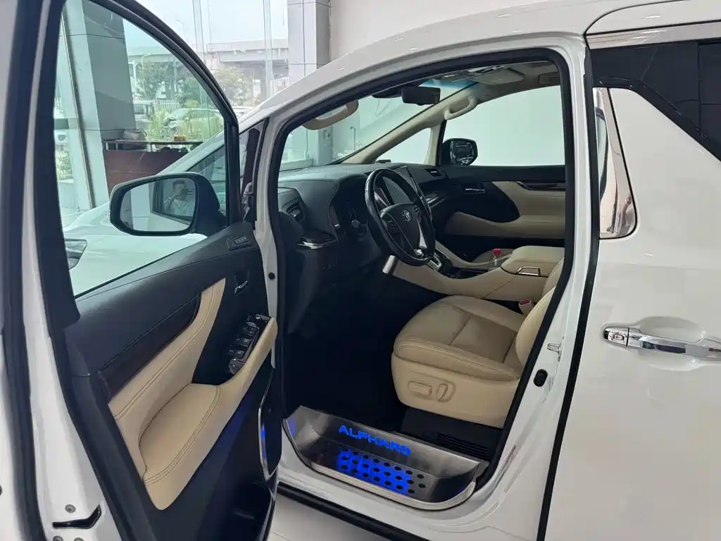 Toyota Alphard — миниатюра 7