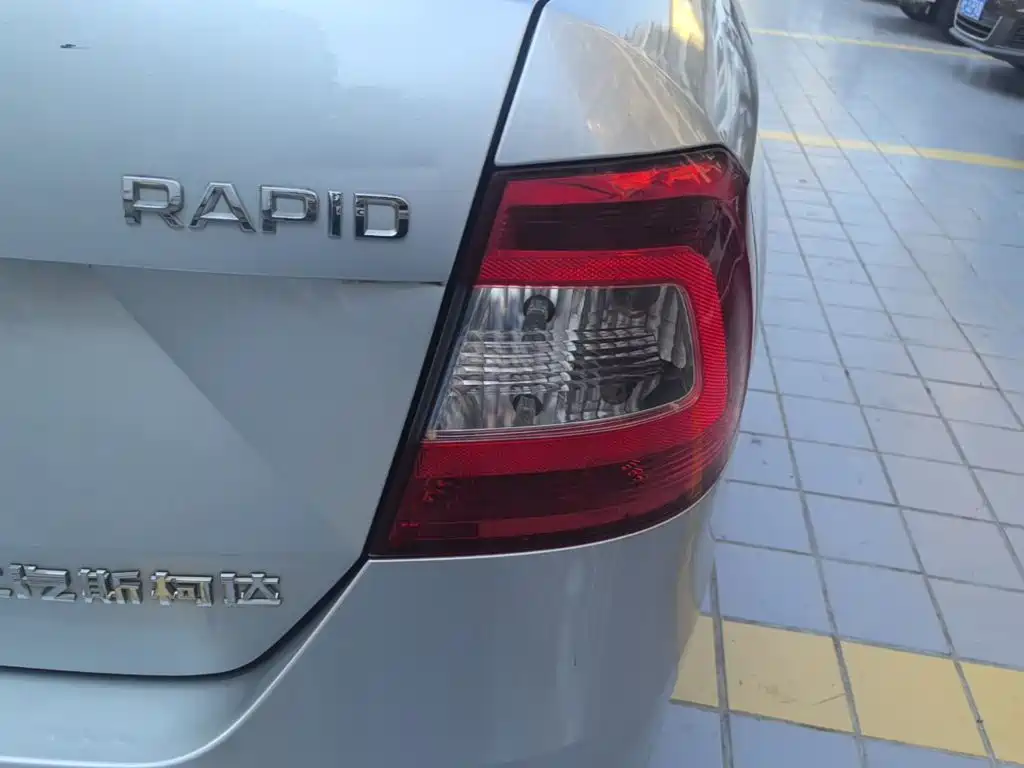 Skoda Rapid — миниатюра 8