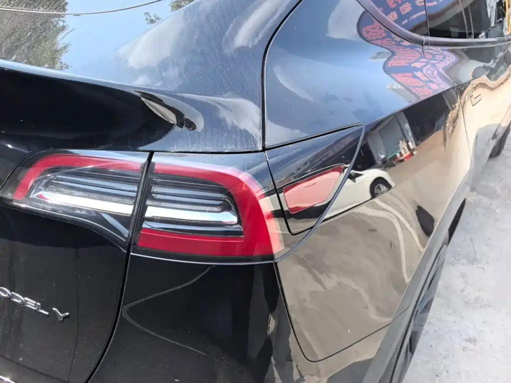 Tesla Model Y — миниатюра 8