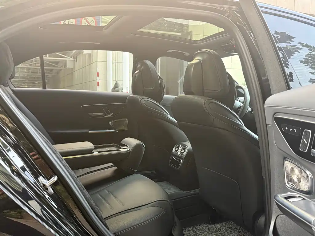 Mercedes-Benz C-Class — миниатюра 13