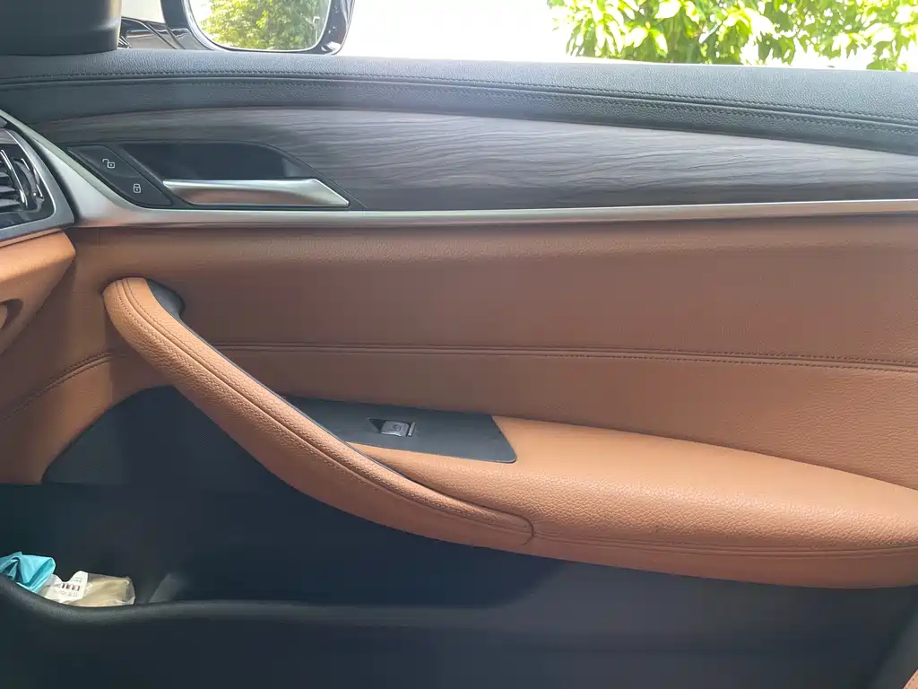 BMW 5 Series — миниатюра 10