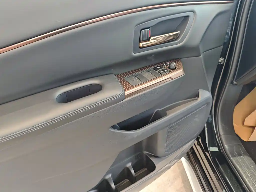 Toyota Granvia — миниатюра 10