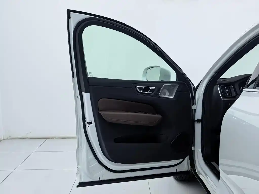 Volvo XC60 PHEV — миниатюра 24
