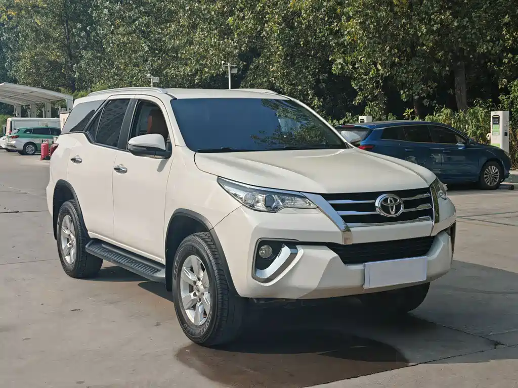 Toyota Fortuner — миниатюра 3