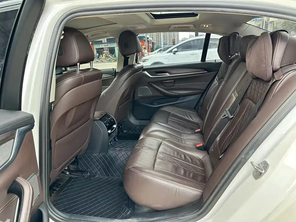 BMW 5 Series — миниатюра 5
