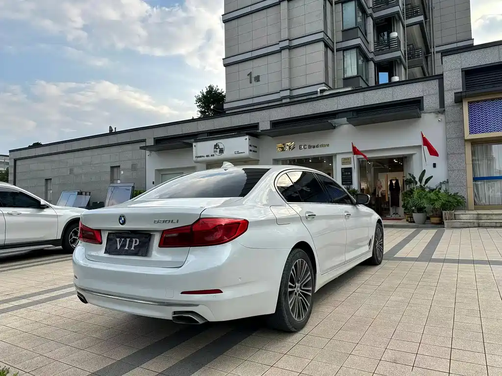 BMW 5 Series — миниатюра 9