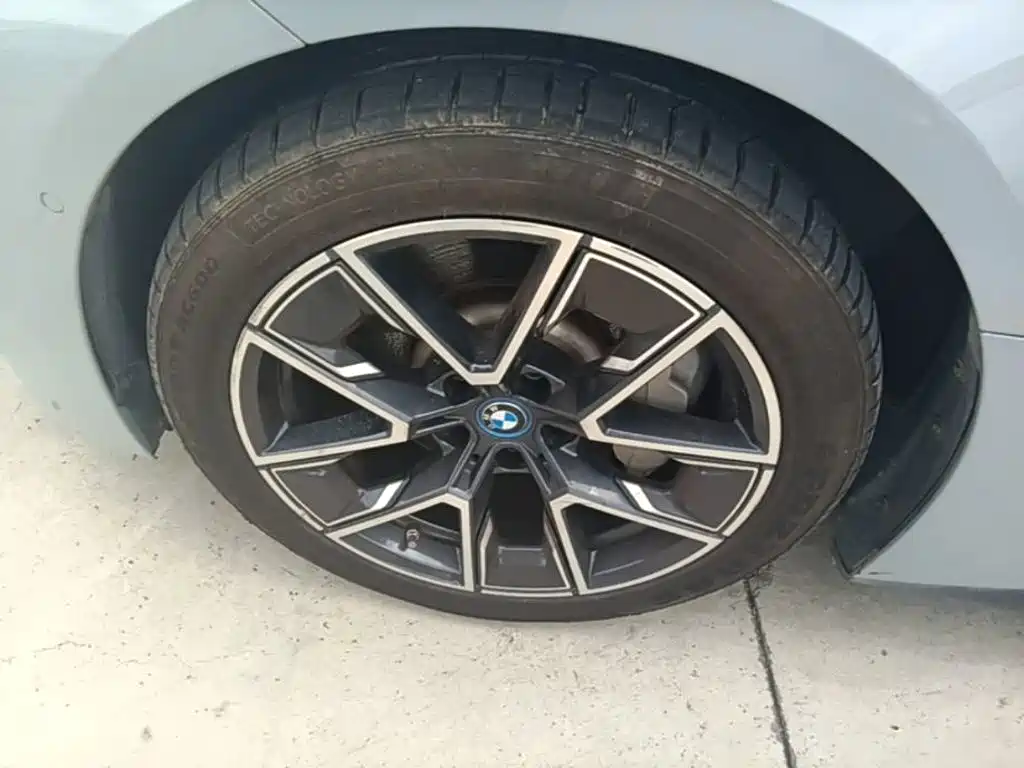 BMW i4 — миниатюра 23