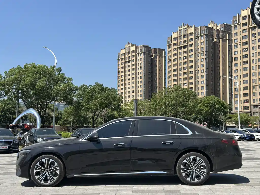 Mercedes-Benz E-Class — миниатюра 11