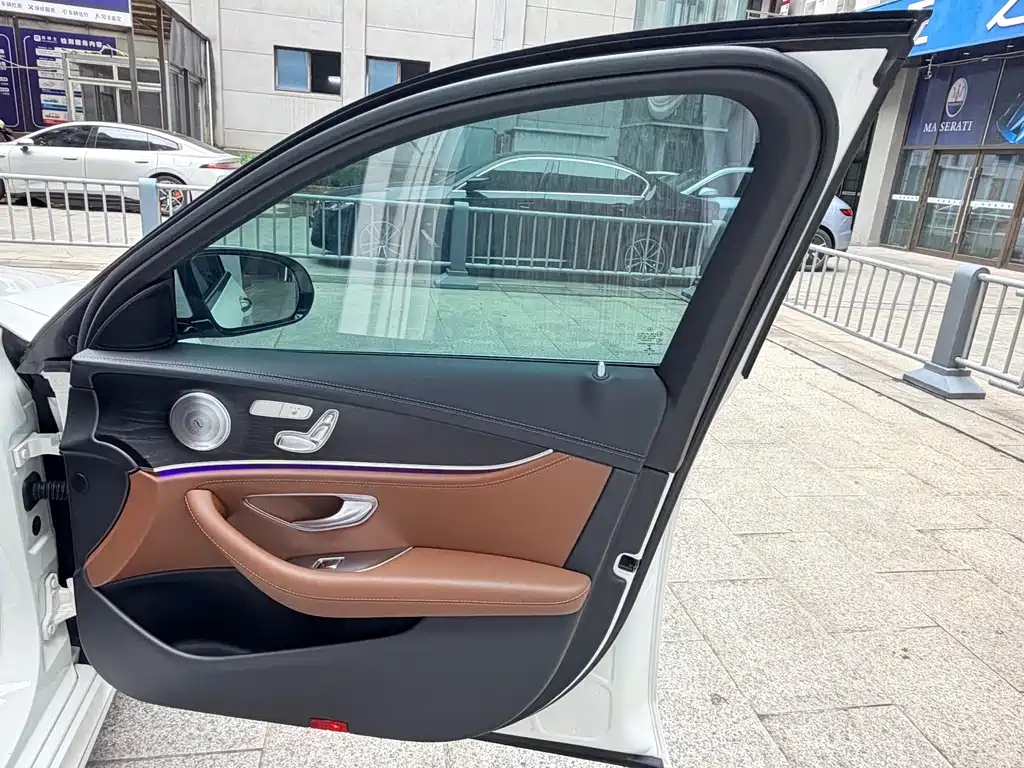 Mercedes-Benz E-Class — миниатюра 11