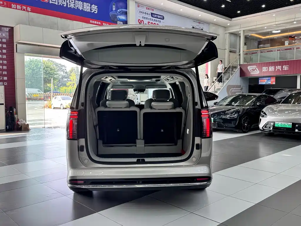 Volvo EM90 — миниатюра 9