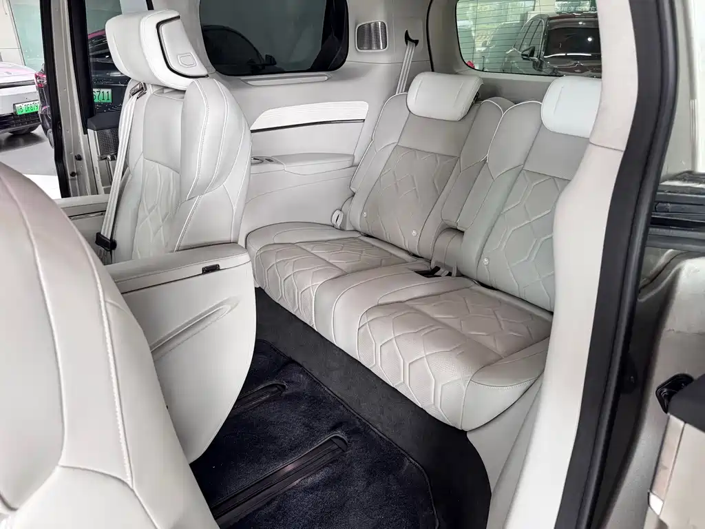 Volvo EM90 — миниатюра 18