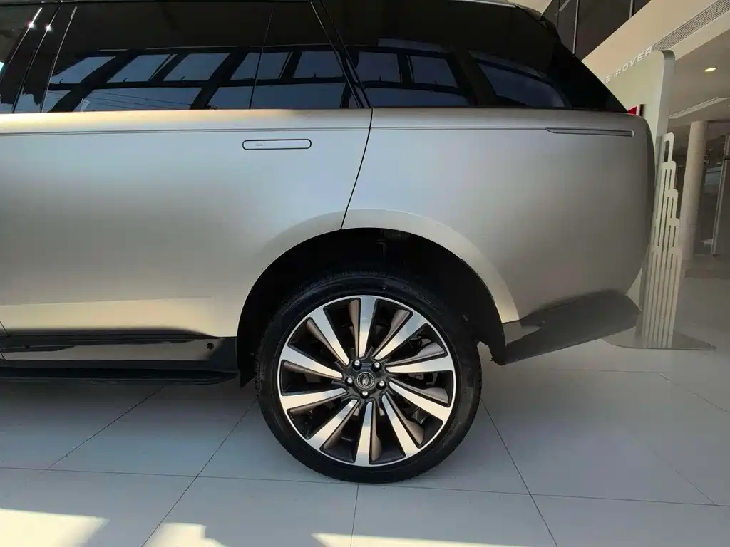 Land Rover Range Rover 2026 4.4 V8 SV мест