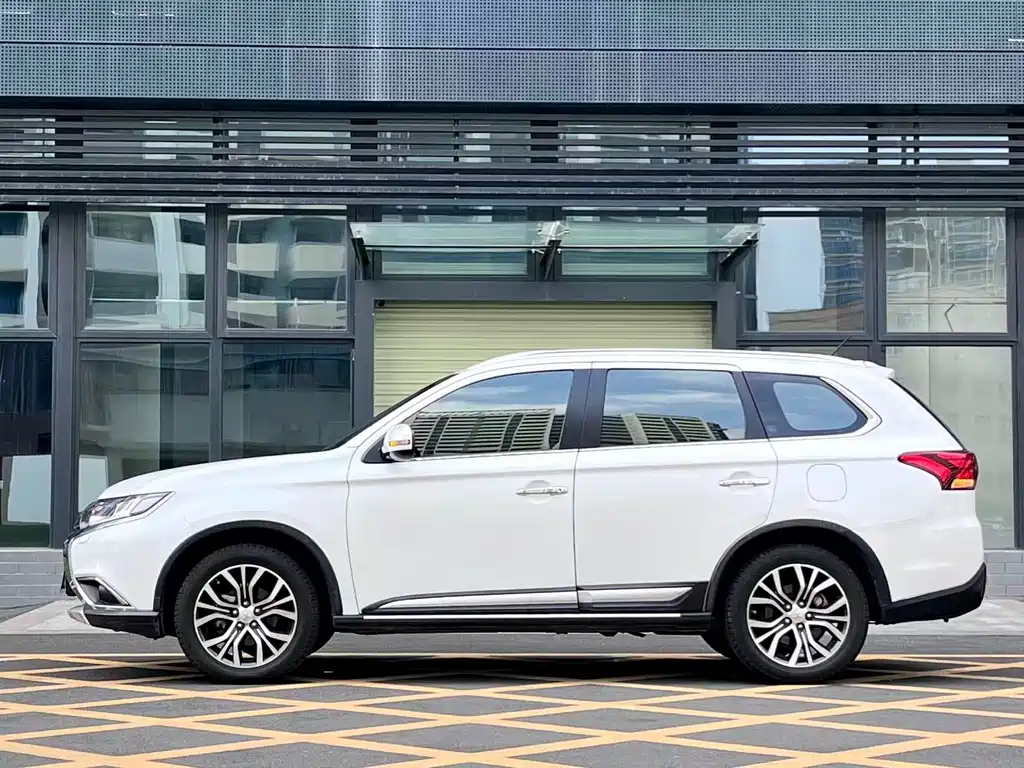 Mitsubishi Outlander — миниатюра 8