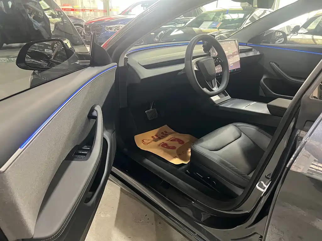 Tesla Model 3 — миниатюра 5