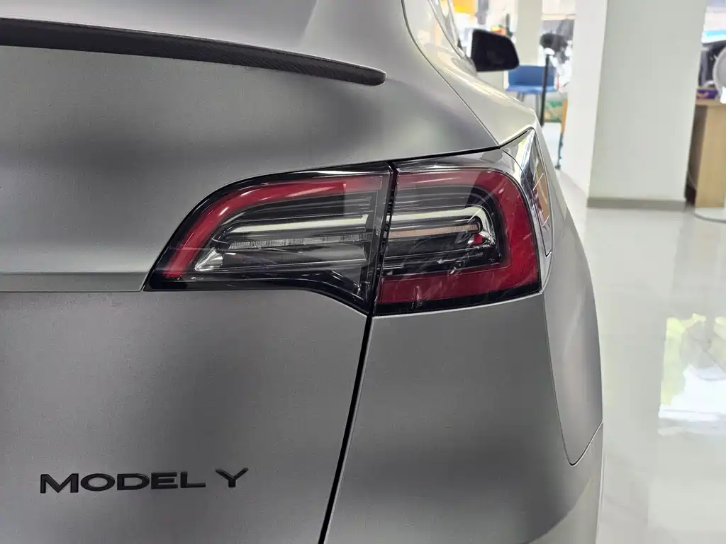 Tesla Model Y — миниатюра 11