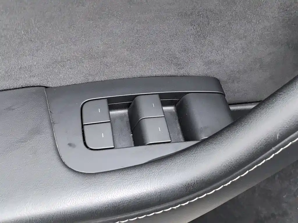 Tesla Model Y — миниатюра 9