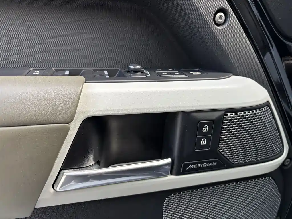 Land Rover Defender — миниатюра 24