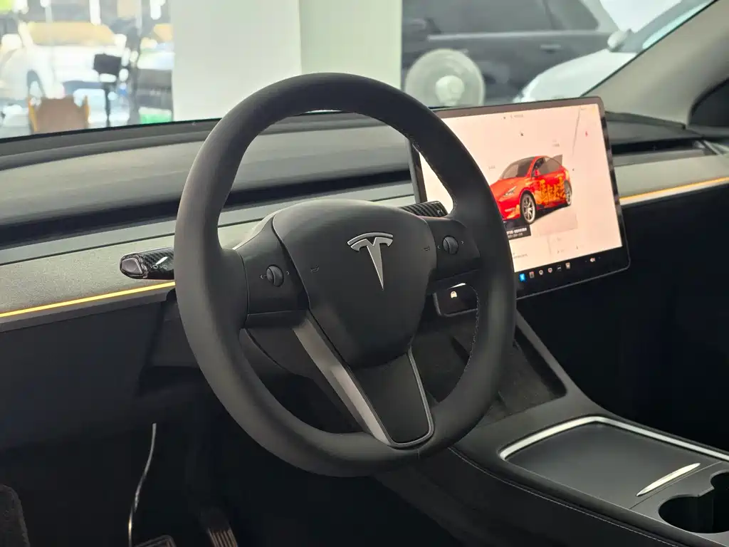 Tesla Model Y — миниатюра 9