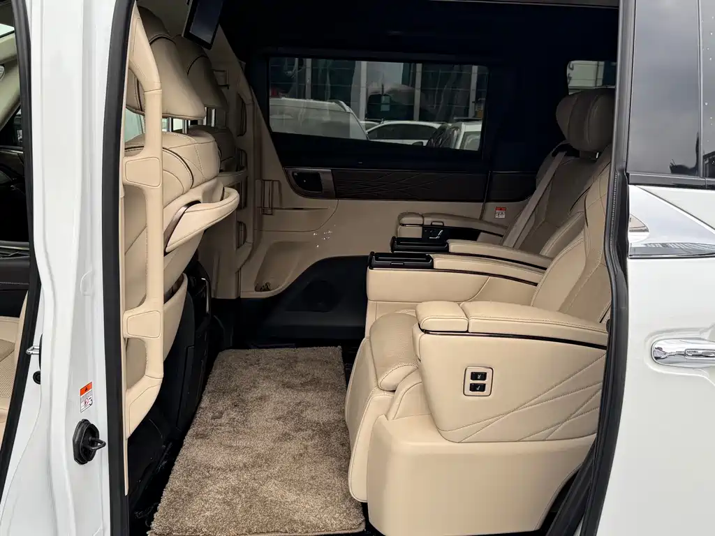 Toyota Alphard — миниатюра 7
