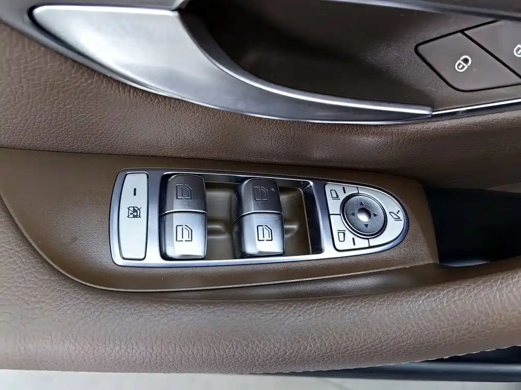 Mercedes-Benz E-Class — миниатюра 9