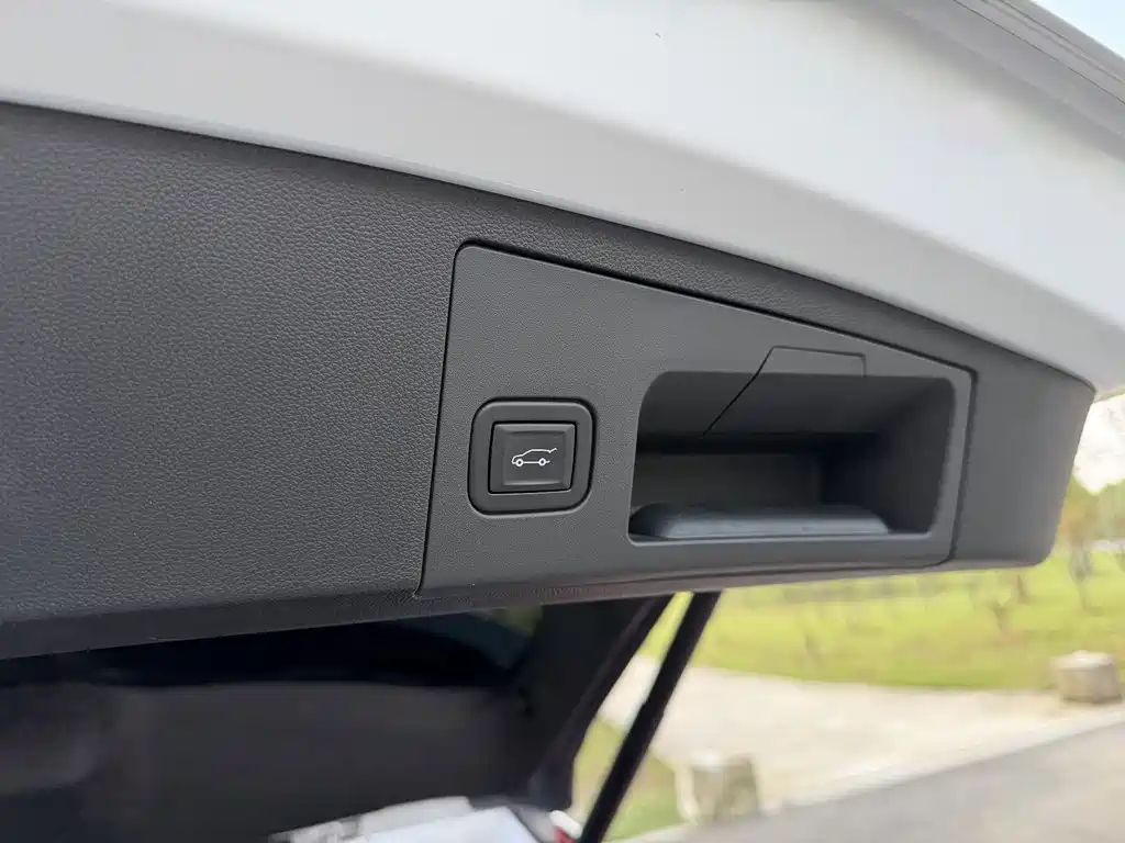 Cadillac XT4 — миниатюра 12