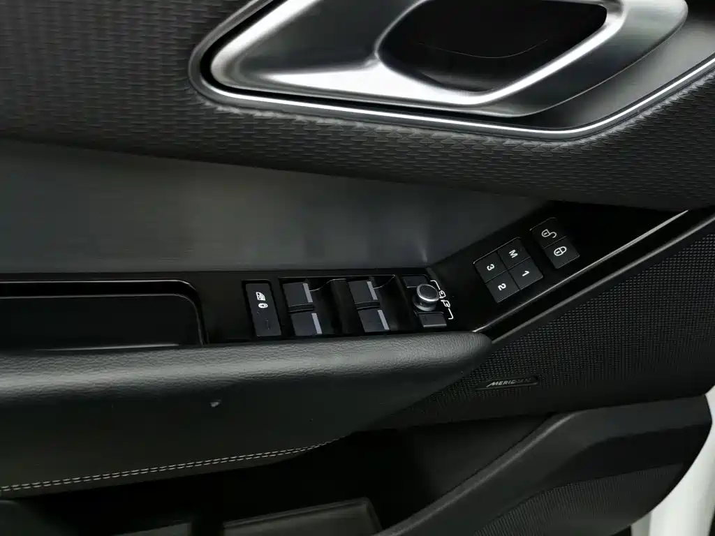 Land Rover Velar — миниатюра 9