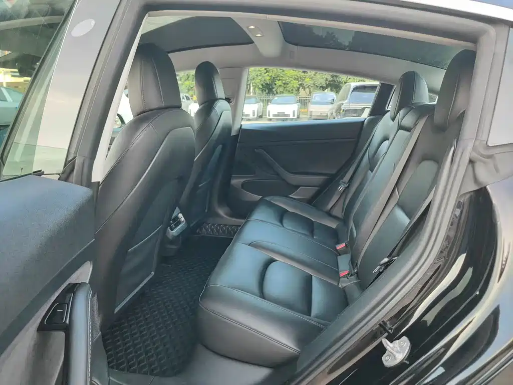 Tesla Model 3 — миниатюра 6