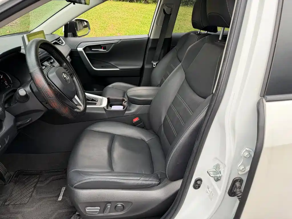 Toyota RAV4 — миниатюра 8